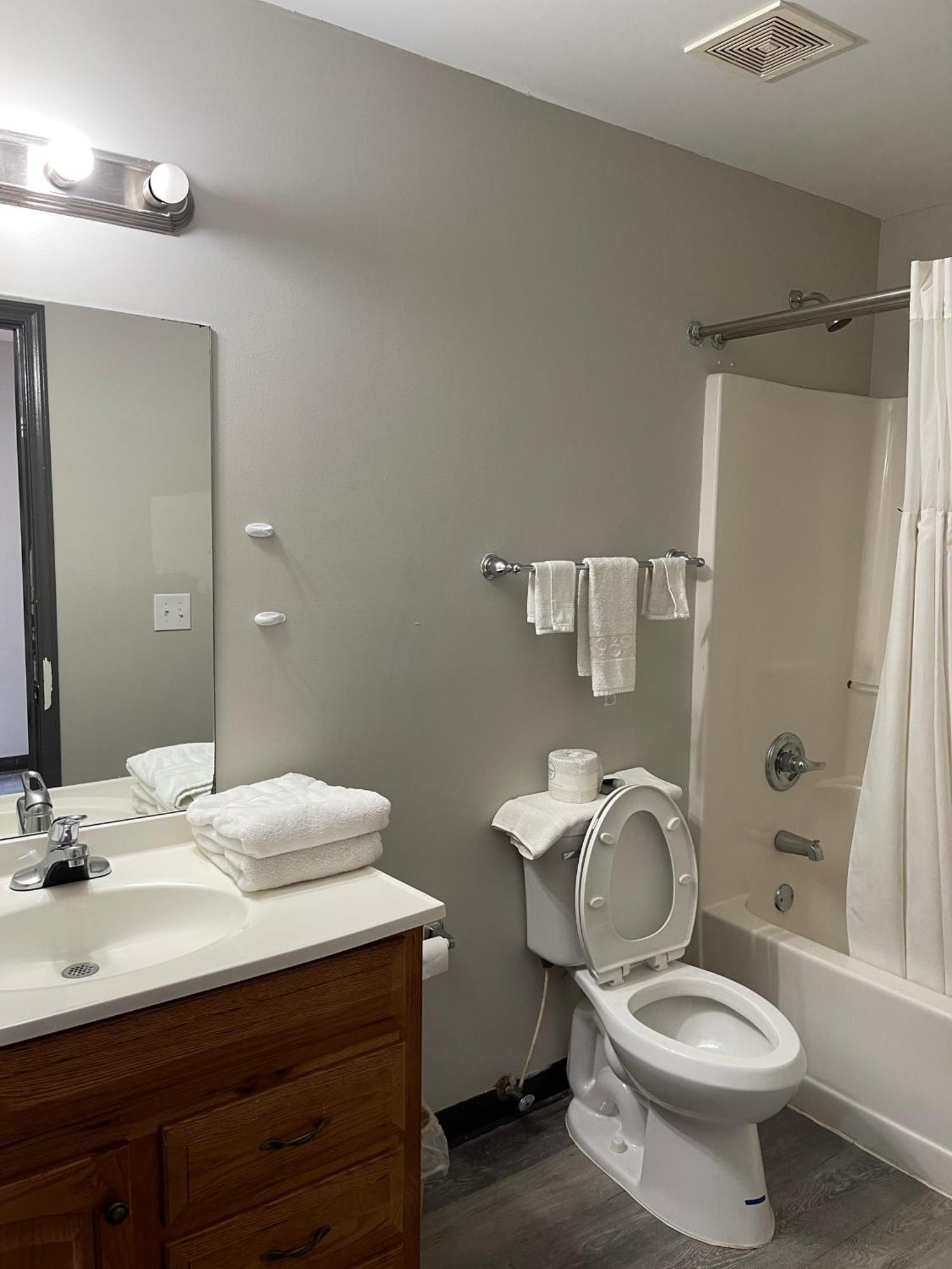 High Falls Inn & Suites Zewnętrze zdjęcie